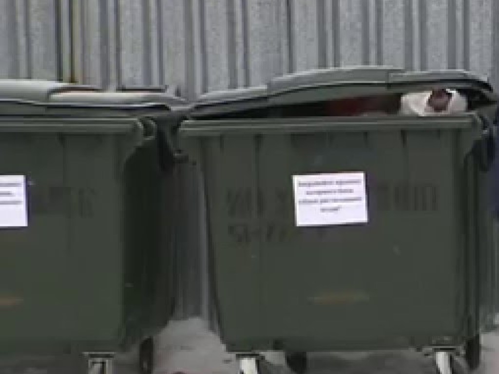 В Днепре мусорные контейнеры использовали для засолки капусты и арбузов