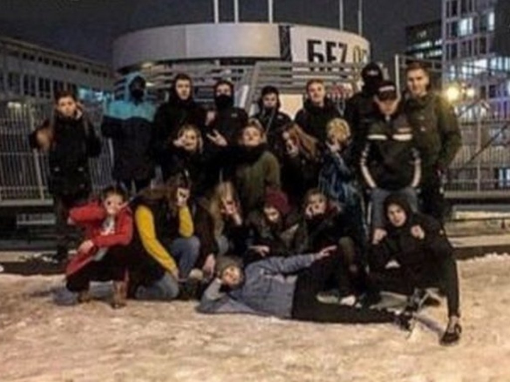 Настоящие «ультрас» разыскали и наказали подростков, избивших мужчину у метро «Дворец спорта» в Киеве (ВИДЕО)
