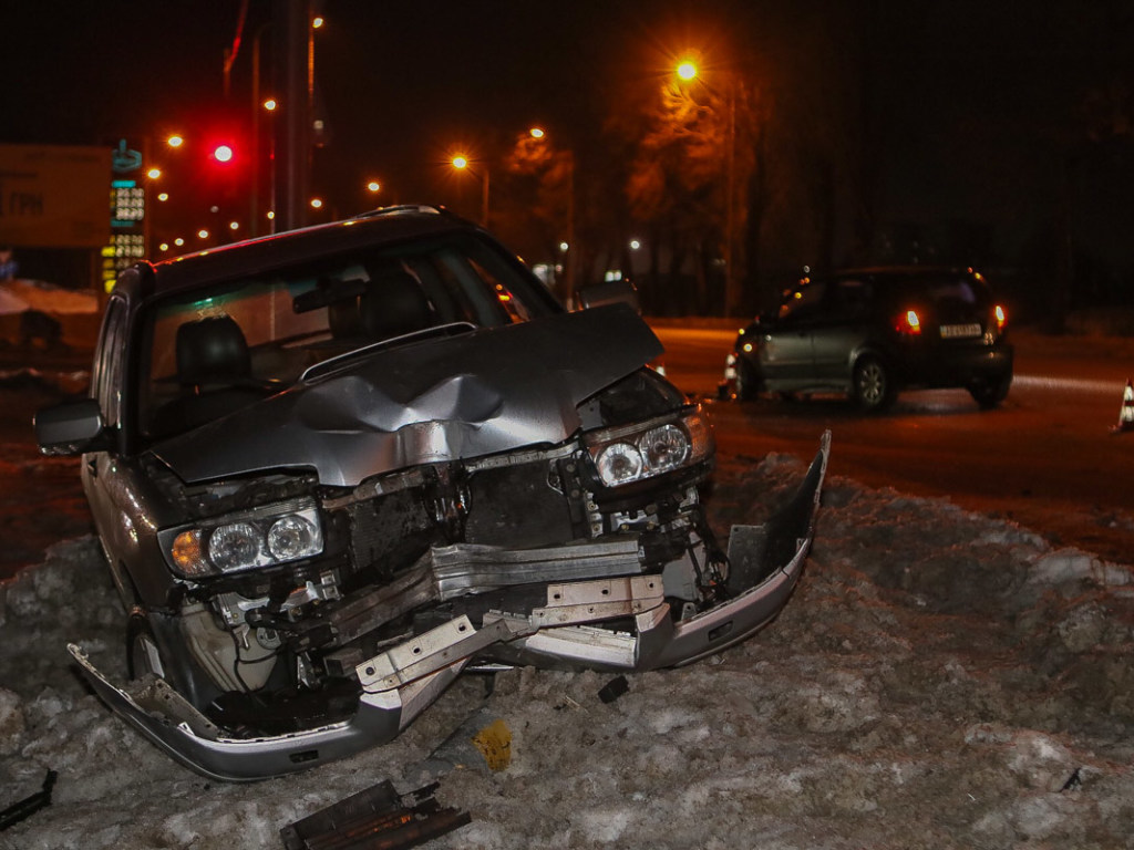 В Днепре в ДТП разбились автомобили Hyundai и Subaru (ФОТО, ВИДЕО)
