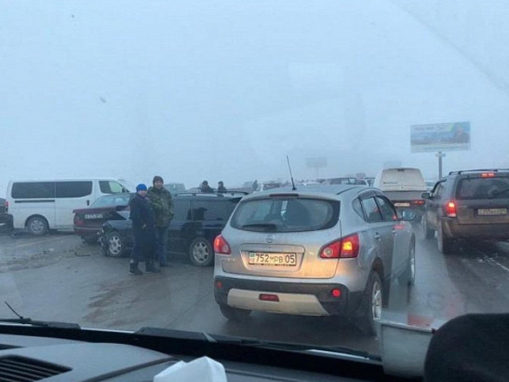 Сразу 30 автомобилей столкнулись на трассе в Казахстане (ВИДЕО) 