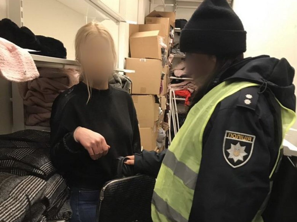 В Киеве 32-летняя женщина украла из ТРЦ «Проспект» одежду на 3000 гривен (ФОТО)