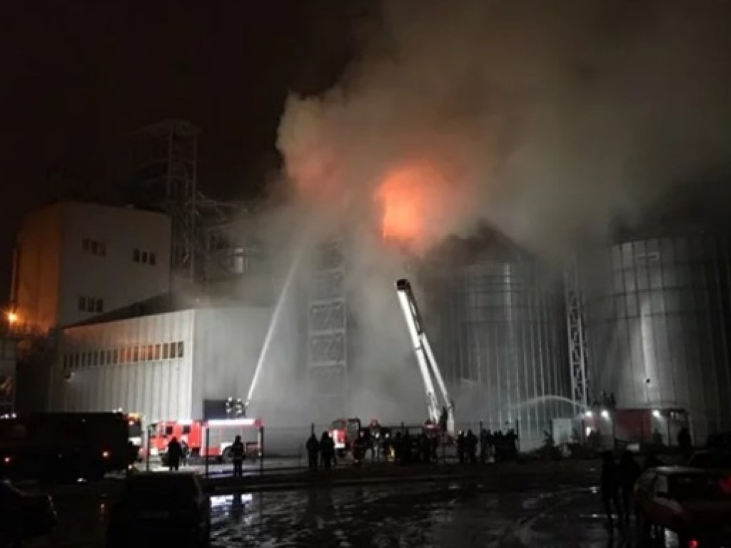На заводе возле Львова спасатели ликвидировали пожар (ВИДЕО)