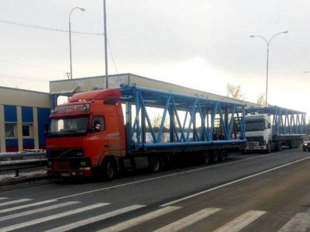 На выезде из Одессы застряли два тягача (ФОТО)