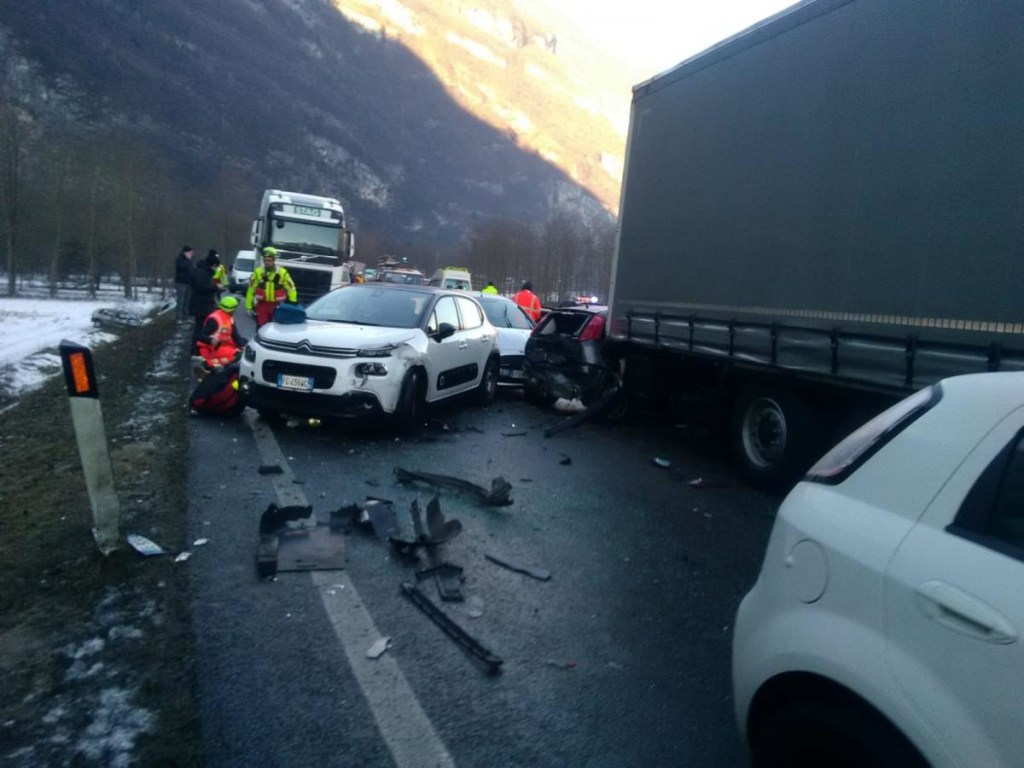 На обледеневшей дороге в Италии столкнулись 50 автомобилей (ВИДЕО)