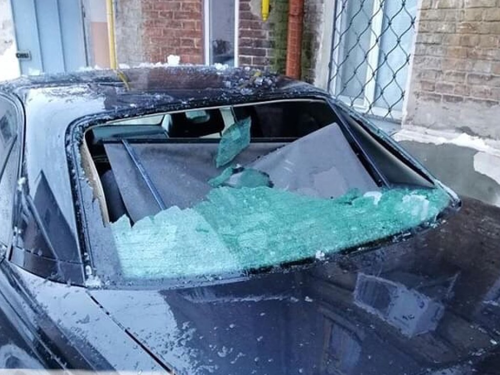 Упавшая сосулька разбила лобовое стекло авто в Харькове