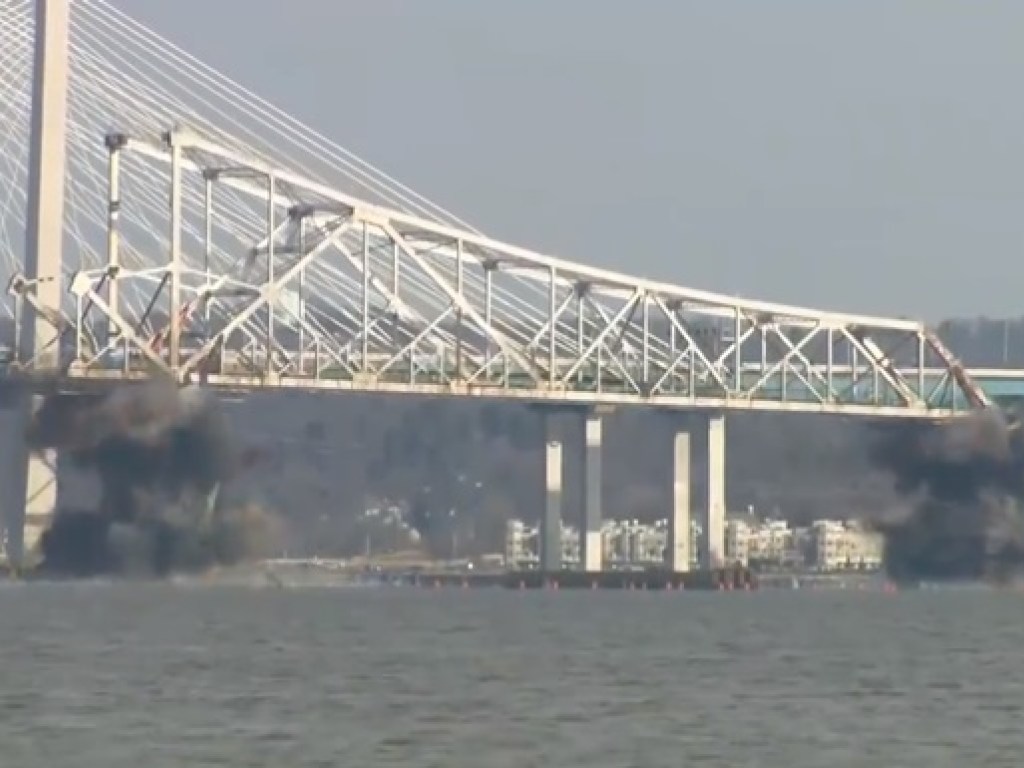 В Нью-Йорке на реке Гудзон снесли гигантский мост (ВИДЕО)