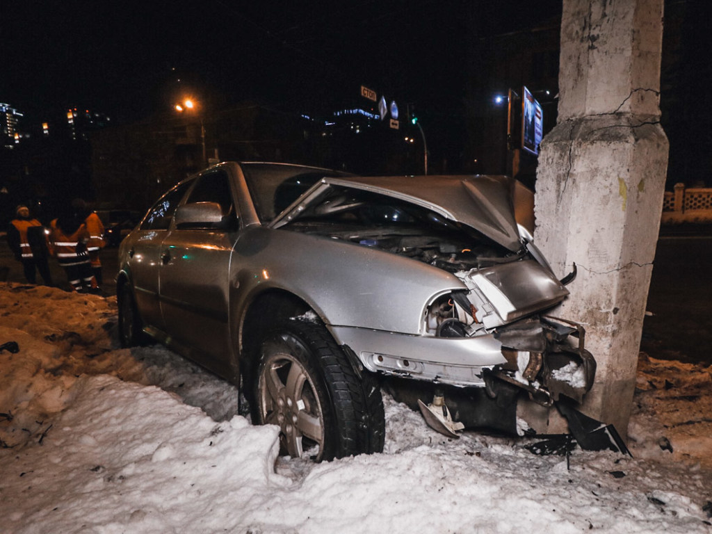 Такси Uber влетело в Skoda и вмяло ее в столб на улице Бойчука в Киеве (ФОТО, ВИДЕО)