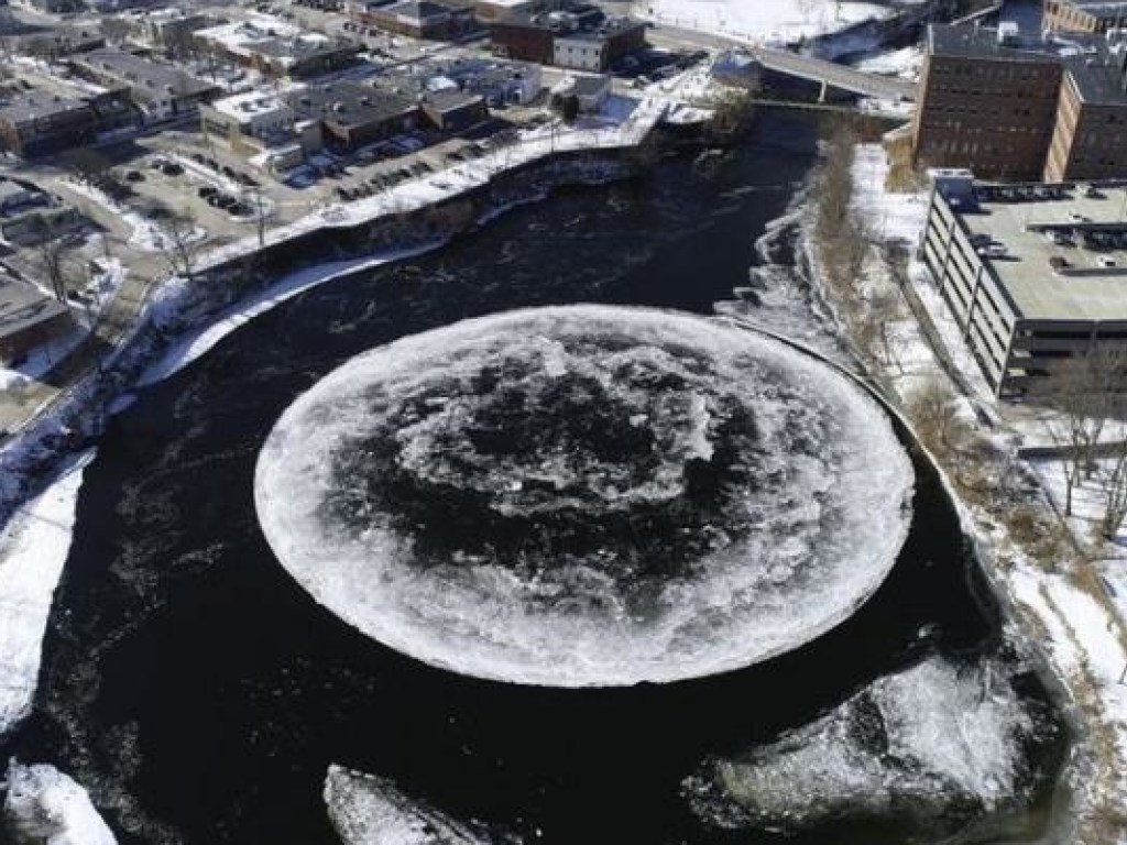 На реке в США образовался гигантский ледяной диск (ФОТО, ВИДЕО)