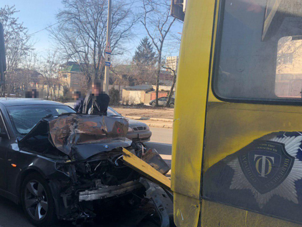 ДТП в Одессе: от столкновения с BMW пострадали пассажиры маршрутки (ФОТО)