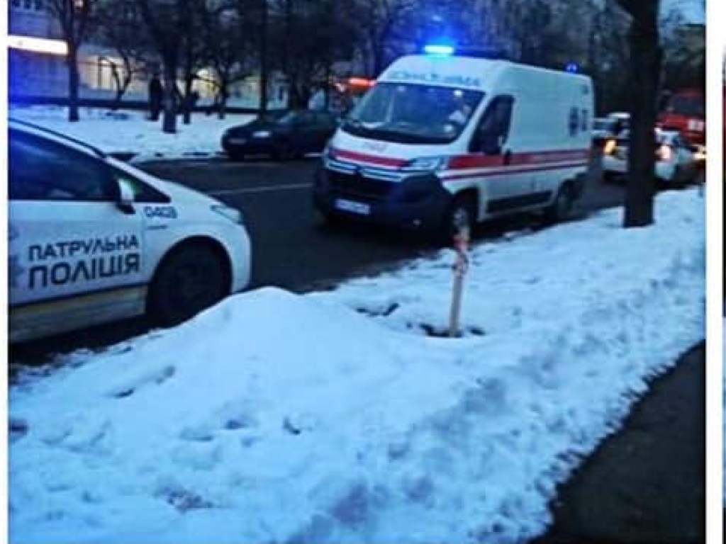 В Киеве человек провалился под лед: спасатели ищут несчастного (ФОТО)