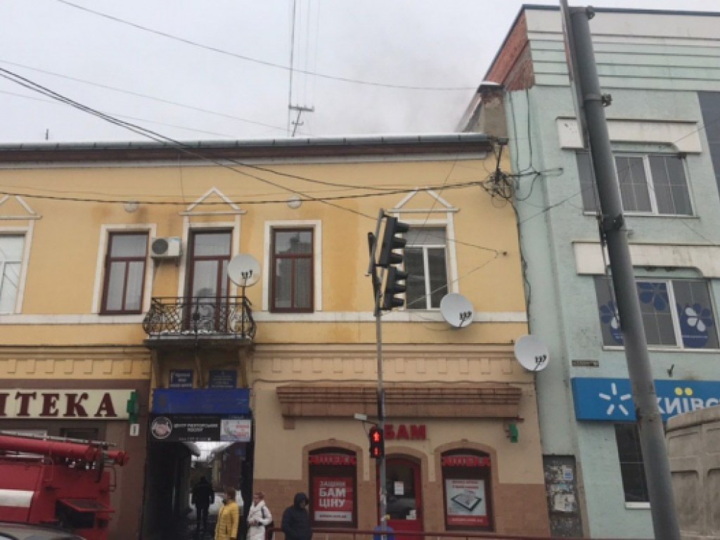 Пожар в центре Мукачево: на место прибыли три пожарные машины (ФОТО, ВИДЕО)