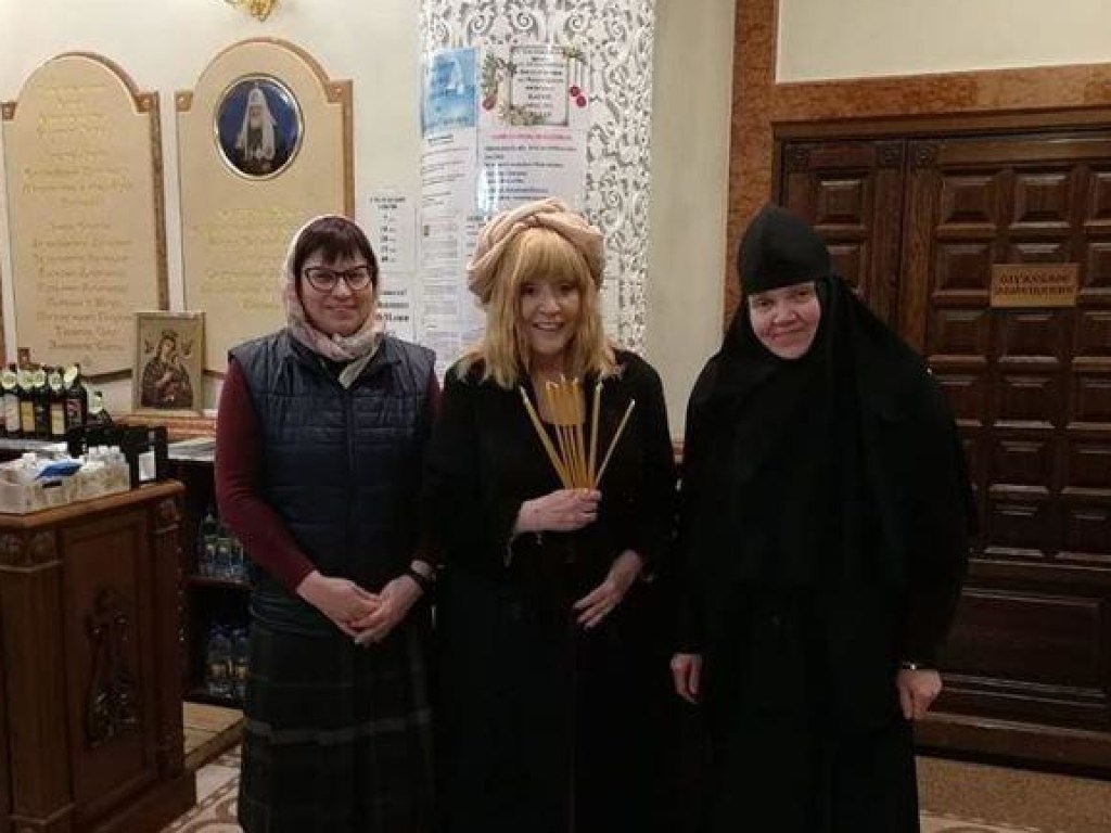 Алла Пугачева без макияжа появилась в церкви в «тюрбане» (ФОТО)