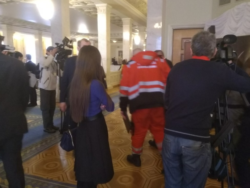 На заседании Рады стало плохо депутату: его отнесли в машину скорой помощи (ФОТО)