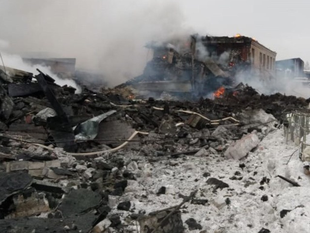 В России прогремел взрыв: рухнуло здание химзавода (ФОТО)