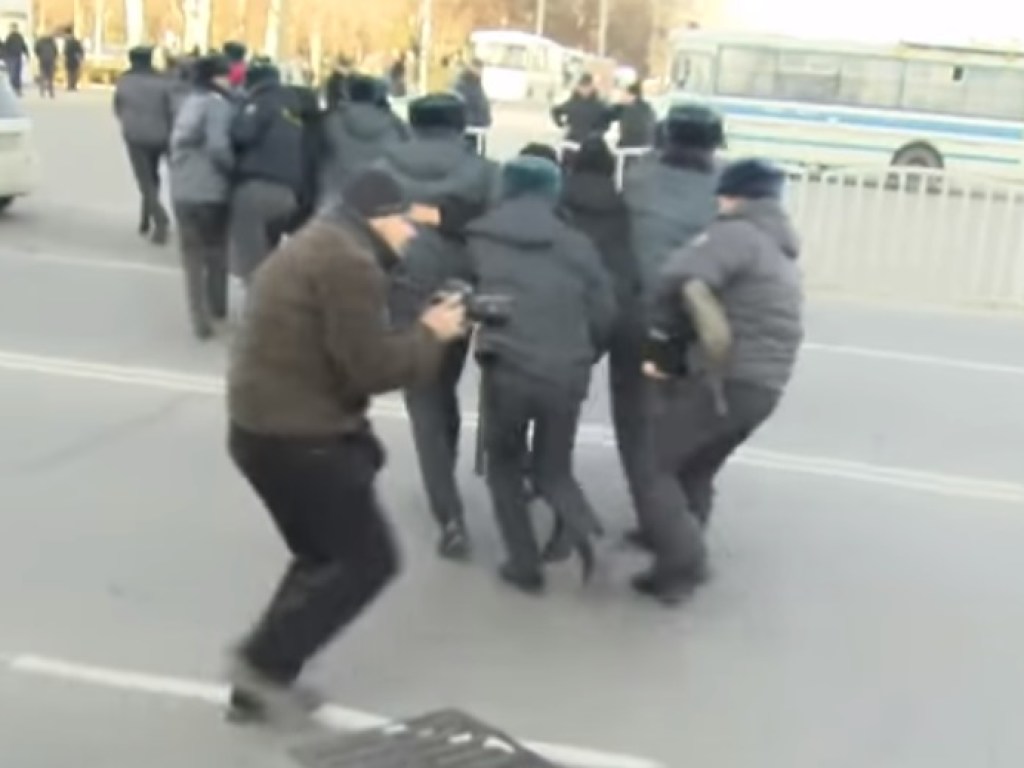 В Киргизии милиция дала взбучку участникам антикитайского пикета (ВИДЕО)