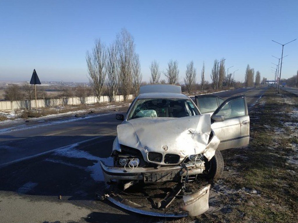 Под Николаевом BMW протаранил микроавтобус, столкнув его в кювет (ФОТО)