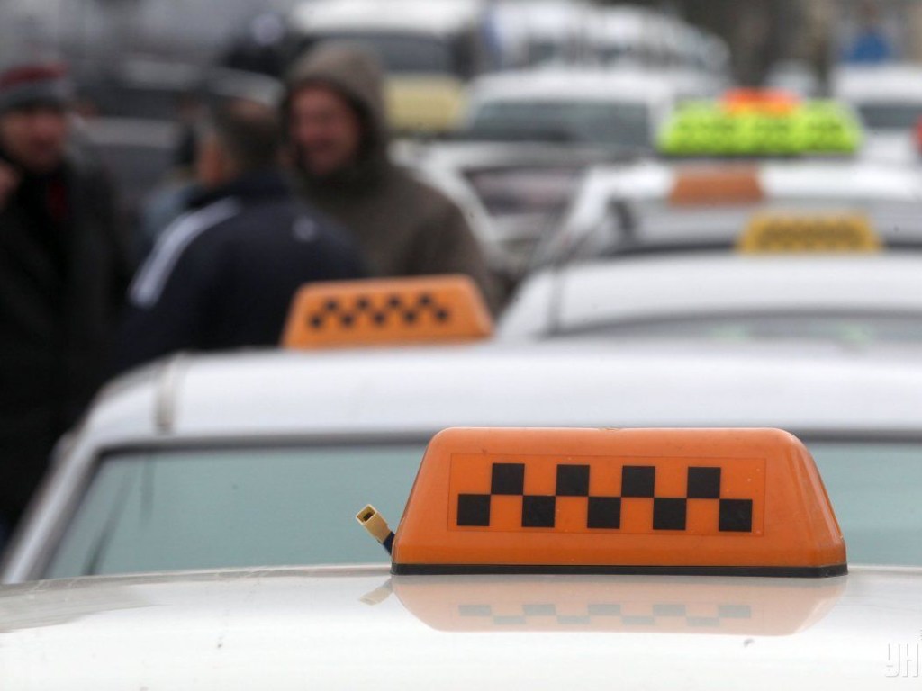 В Мелитополе нерадивые пассажиры хотели отрезать таксисту ноги