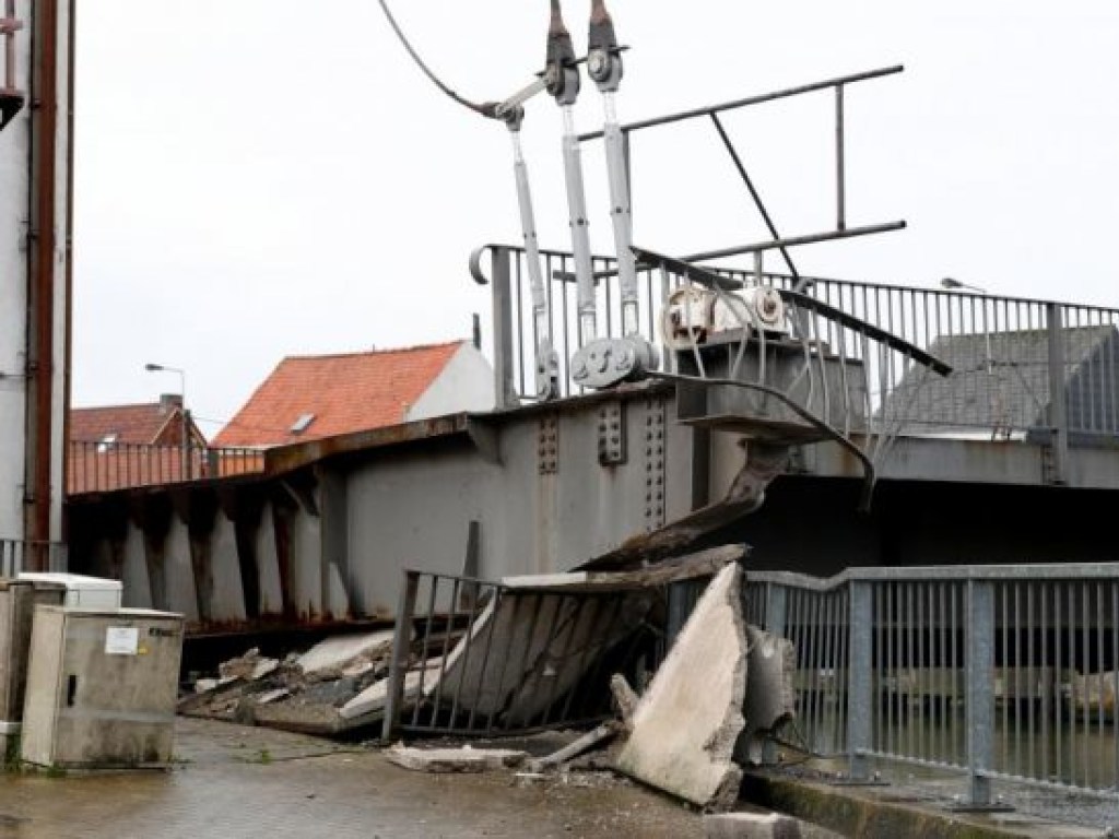 В Бельгии обрушился мост через канал (ФОТО)