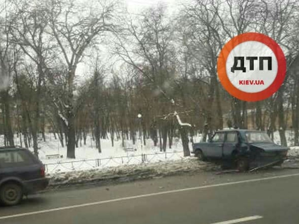 На КПИ  в Киеве столкнулись Toyota и «Жигули»: одну машину вынесло на обочину (ФОТО)