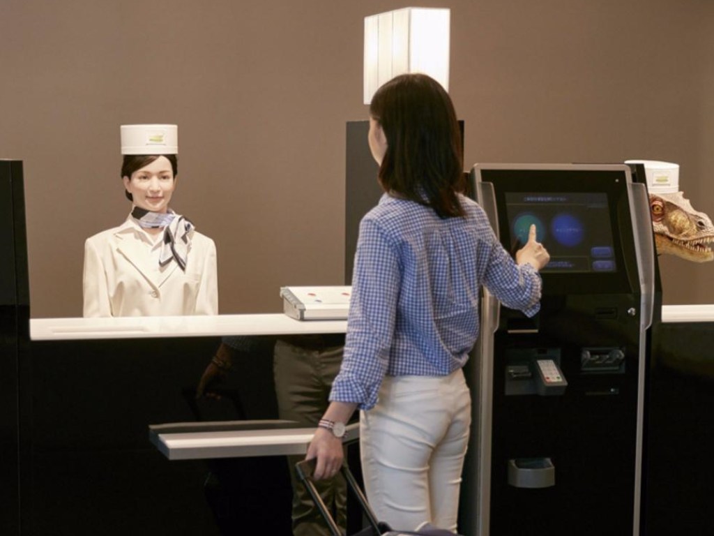 В японском отеле отказались от роботов и заменили их на людей (ВИДЕО)