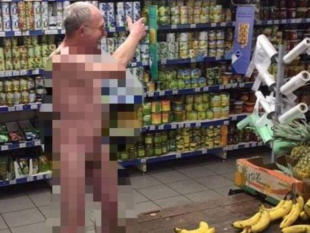 Седой голый мужчина забежал в супермаркет на Шулявке в Киеве (ФОТО)