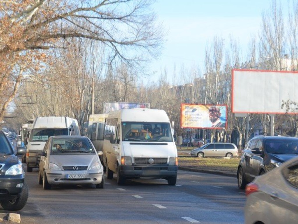 В центре Николаева не поделили дорогу две маршрутки (ФОТО)