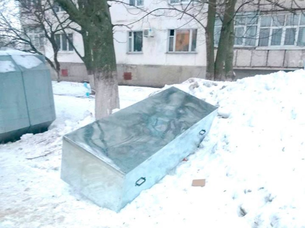 В Миргороде выбросили в мусор цинковый гроб
