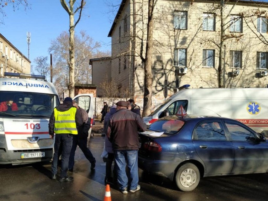 В центре Николаева произошло столкновение «скорой» и учебного автомобиля (ФОТО)