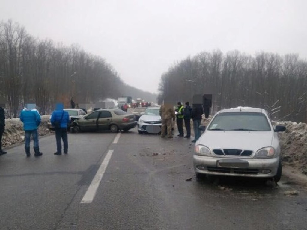 В ДТП под Харьковом столкнулись шесть автомобилей (ФОТО)