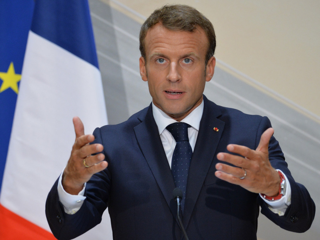 Президент Франции Эммануэль Макрон пообещал десантникам прыгнуть с парашютом  