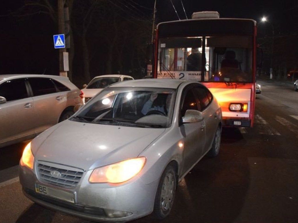 В Николаеве троллейбус врезался в легковушку (ФОТО)