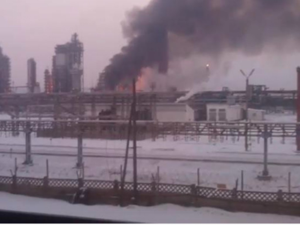 В России загорелся нефтеперерабатывающий завод
