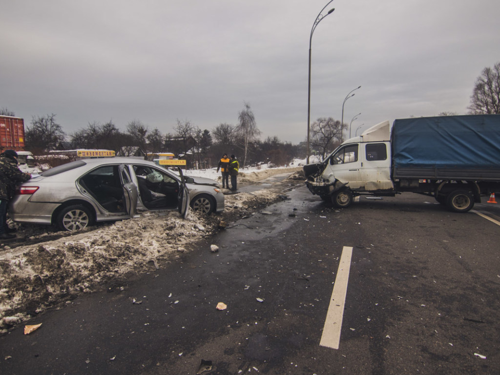 На улице Газопроводной в Киеве столкнулись Toyota и «Газель»: есть пострадавшие (ФОТО, ВИДЕО)
