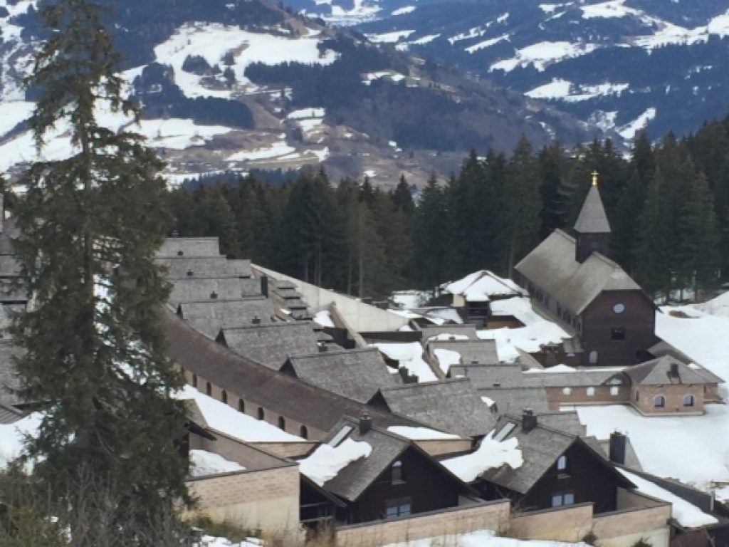 Монахини не захотели покидать монастырь в Альпах, и их отрезало от мира