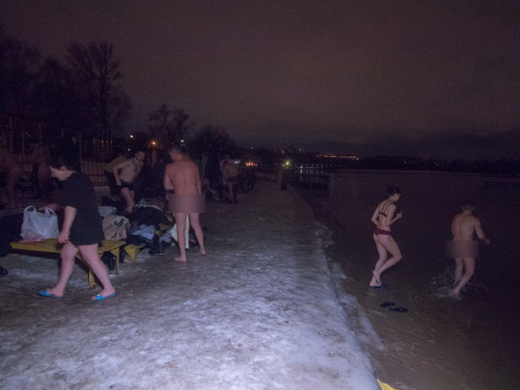 Морозное Крещение: на Гидропарке киевляне окунулись в прорубь голышом (ФОТО, ВИДЕО)