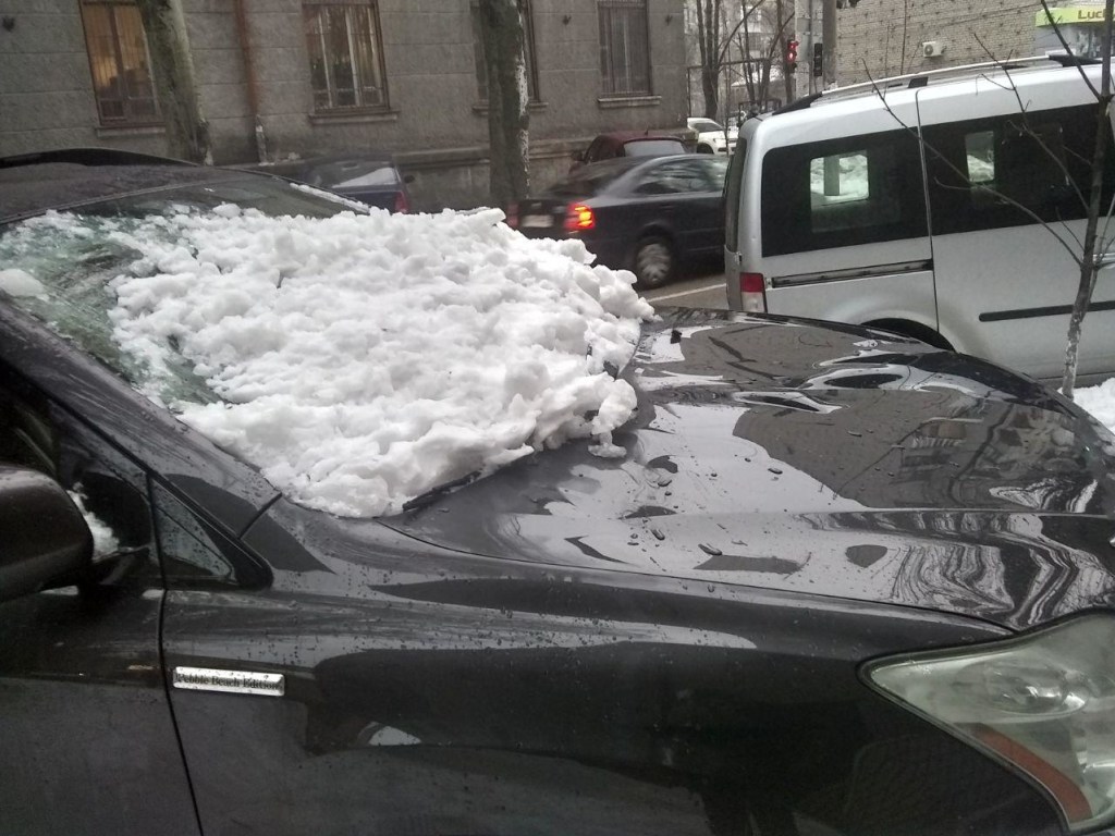В Днепре груда снега с крыши многоэтажки разбила Lexus (ФОТО)