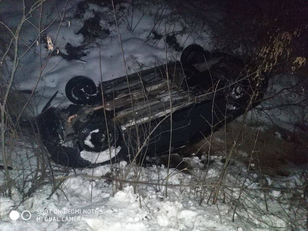 В Полтавской области автомобиль слетел в кювет и перевернулся (ФОТО)