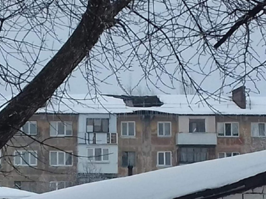В Макеевке под весом снега рухнула крыша пятиэтажки (ФОТО)