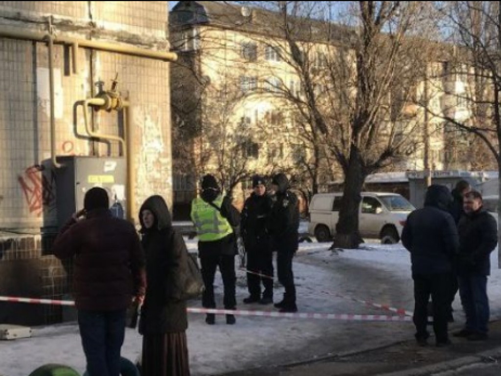 В Киеве около подвала многоэтажки обнаружили окровавленный труп (ФОТО)