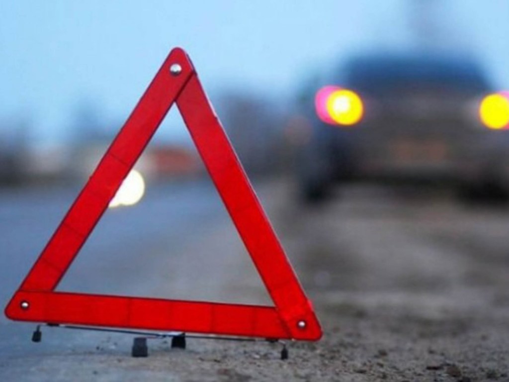 На трассе Киев-Ковель Mercedes Sprinter столкнулся с ВАЗом: трое человек получили травмы