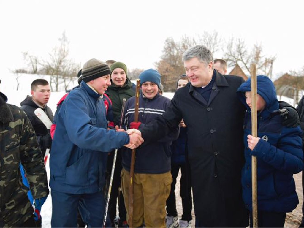 В Сети критикуют пиар Порошенко: сфотографировался рядом с сельскими ребятами, а новые клюшки «зажал» (ФОТО)