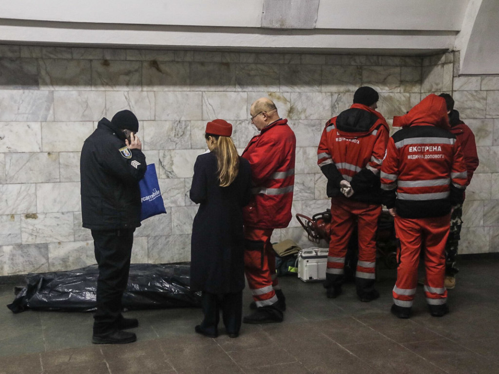 В Киеве на перроне станции метро умер пенсионер (ФОТО)