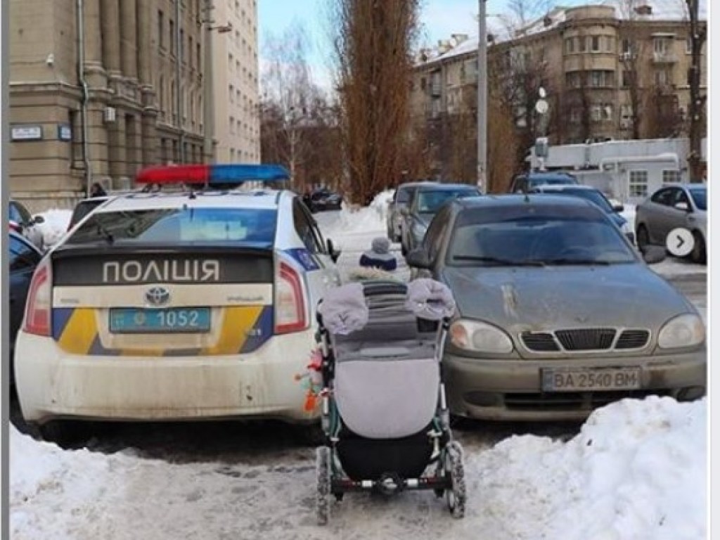 Элитные «герои парковки»: В Киеве авто полиции перекрыло проход по тротуару (ФОТО)