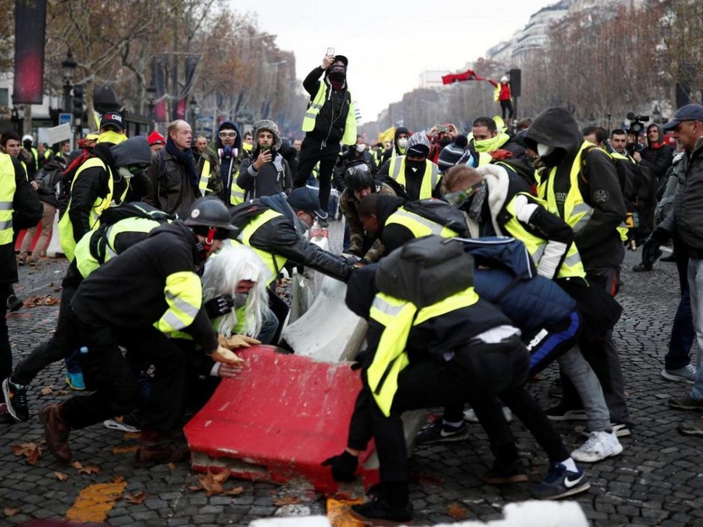 В Париже против «желтых жилетов» правоохранители использовали водометы
