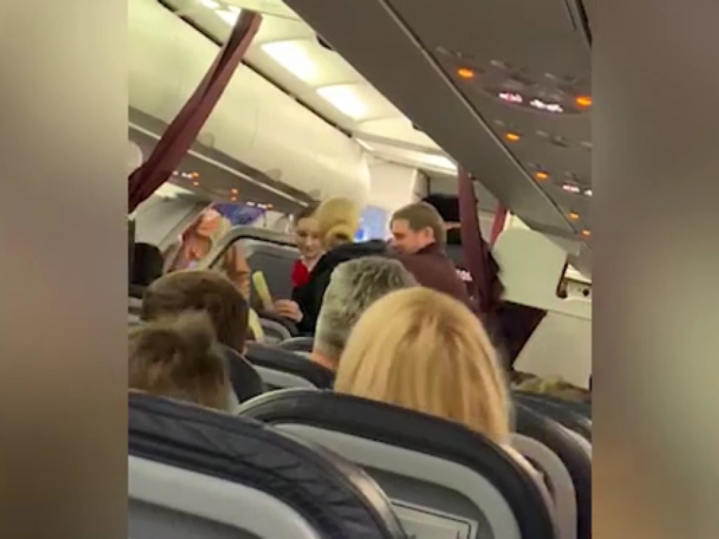 На борту началась паника: В России самолет совершил экстренную посадку из-за ЧП (ФОТО)
