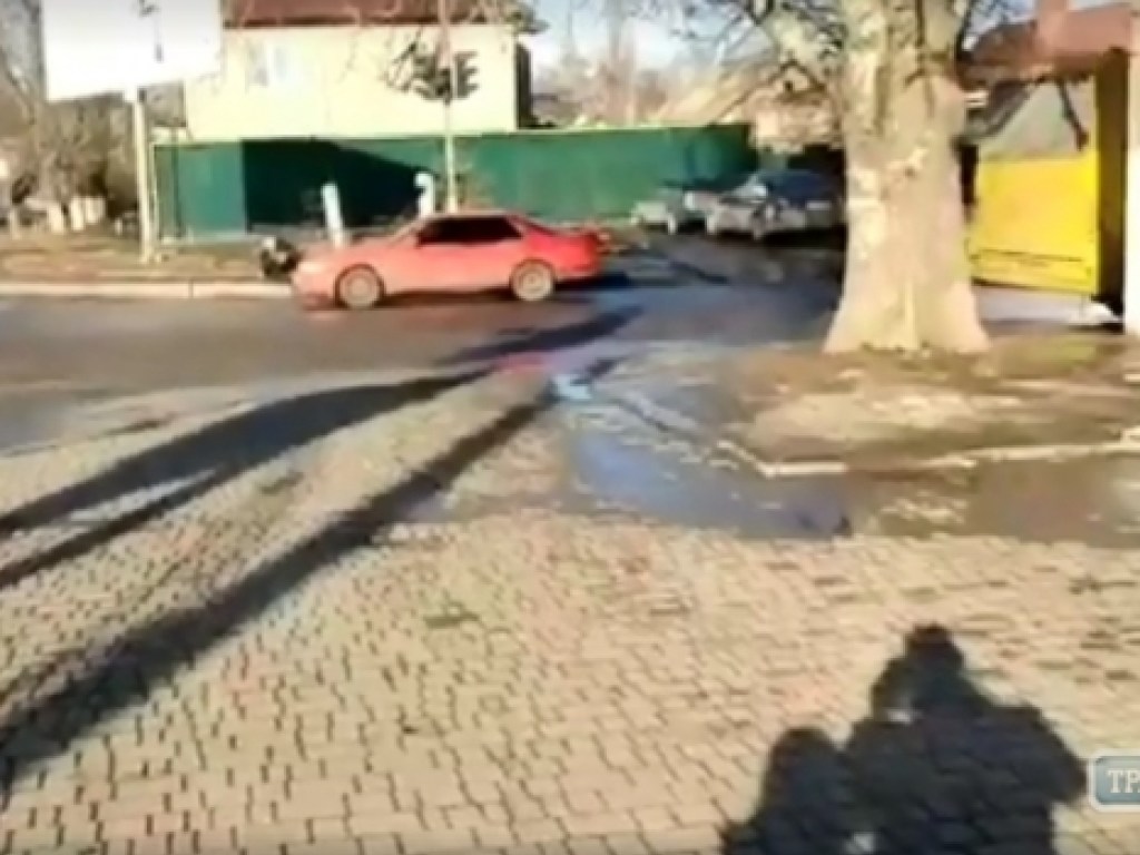 В Одессе водитель Toyota сбил человека, оттащил пострадавшего в сторону и уехал (ФОТО, ВИДЕО)