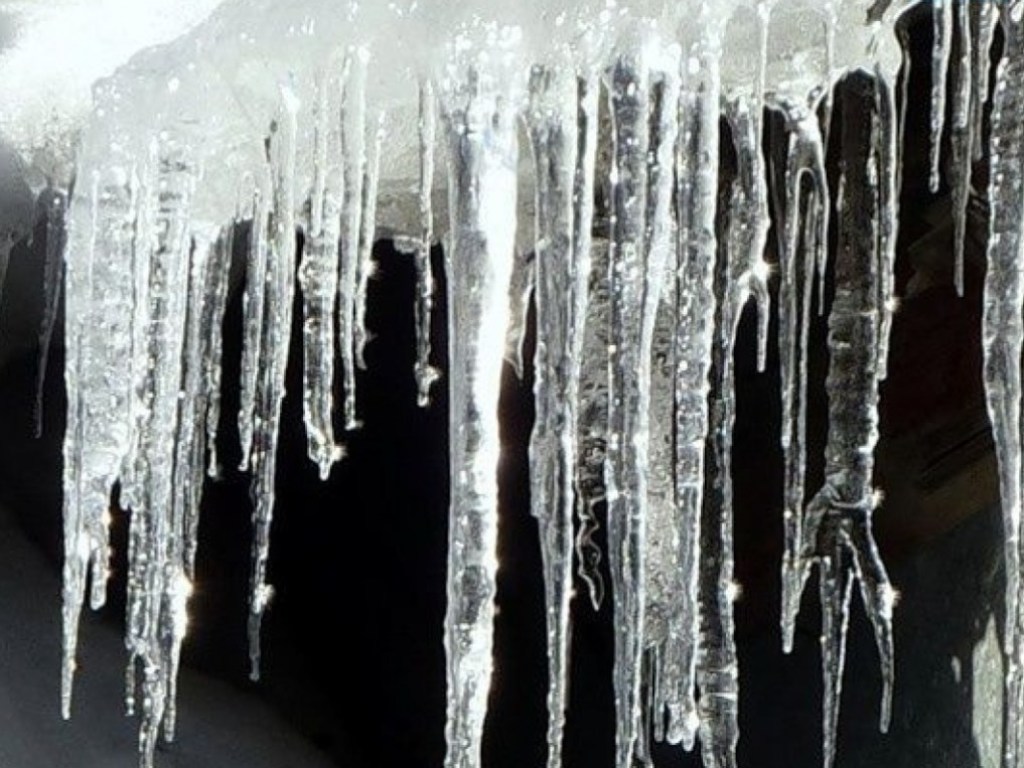 В центре Харькова на девушку рухнула льдина с крыши