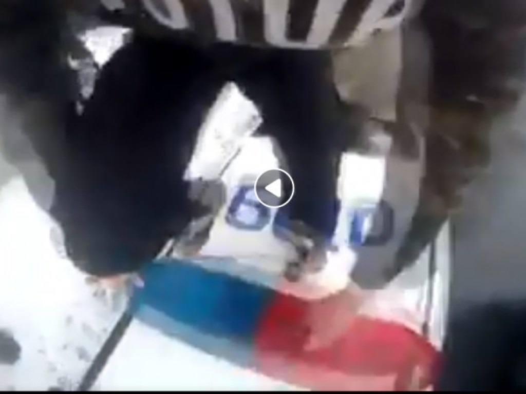 В Ровенской области подросток пробежался по патрульному авто и снял это на видео