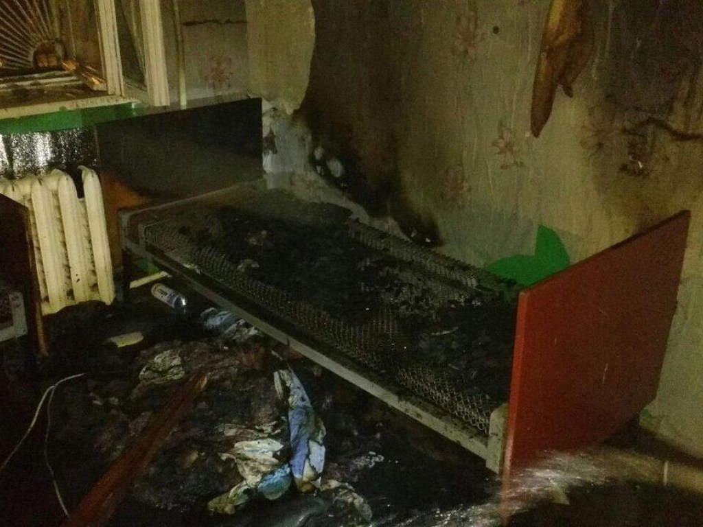 При пожаре в общежитии Днепра пострадала 17-летняя девушка (ФОТО)