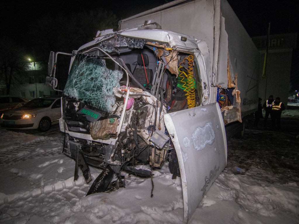 Водителя прибило лобовое стекло: на трассе Киев-Одесса столкнулись два грузовика (ФОТО)